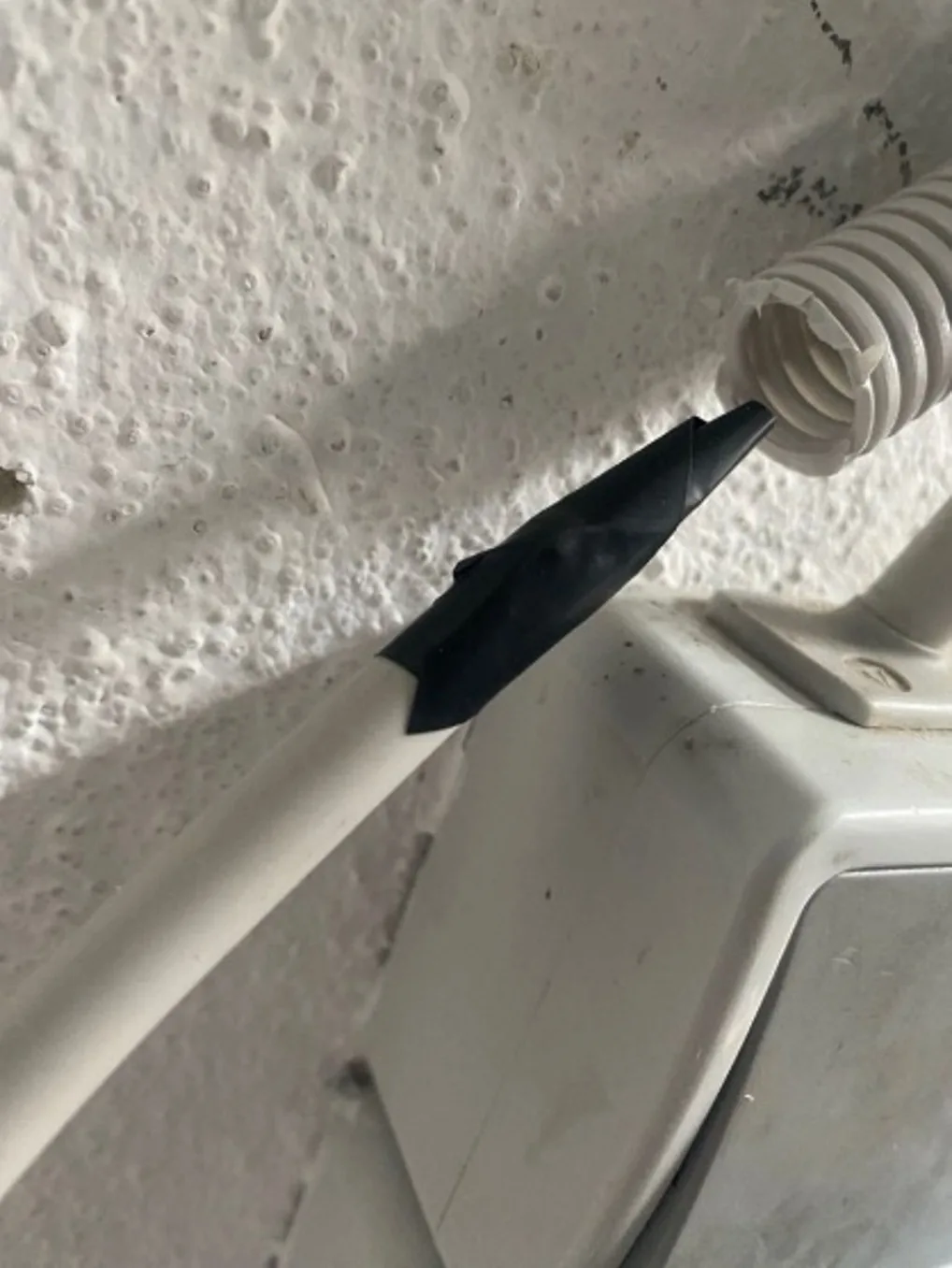 Kabelende mit Isolierband umwickelt, ein früher, gescheiterter Versuch