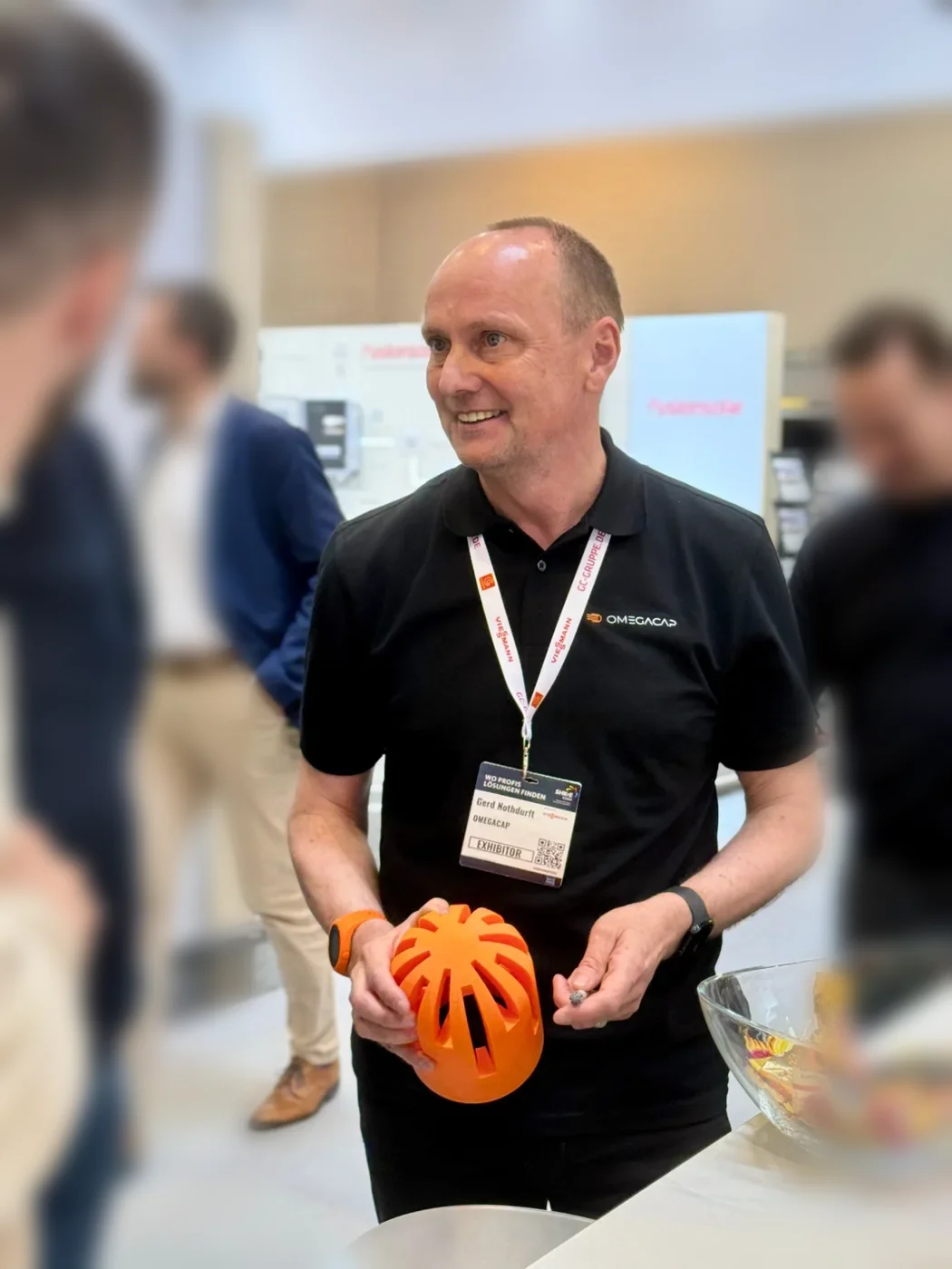 Gespräch am OMEGACAP-Messestand auf der SHK+E Essen