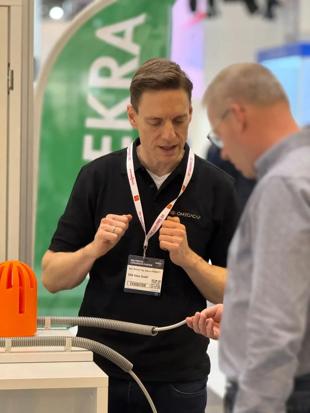 Team im Gespräch am Messestand