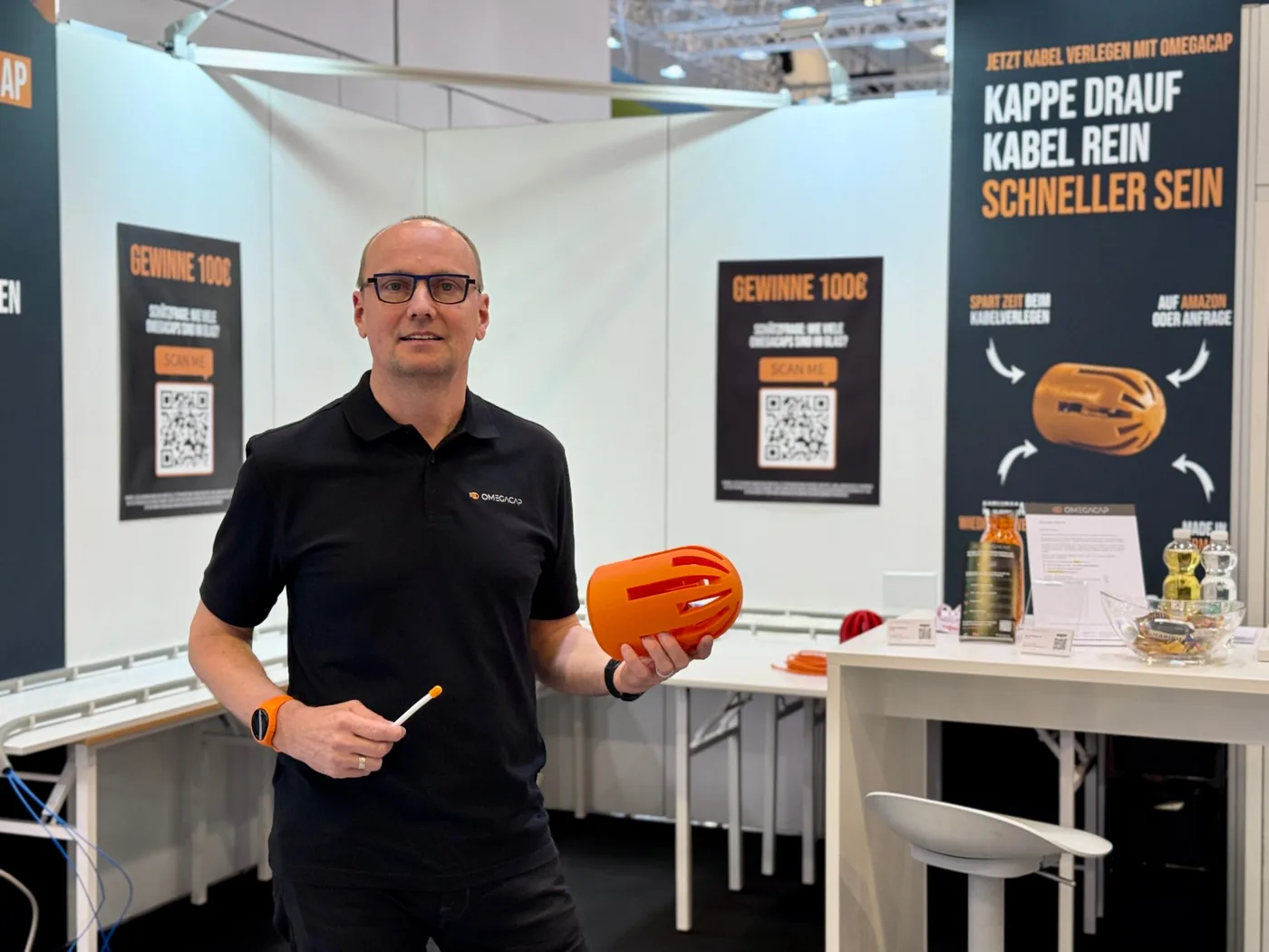 Gründer am Messestand mit OMEGACAP-Modell