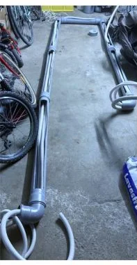 Selbstgebauter Testparcours mit Wellrohr in der Garage